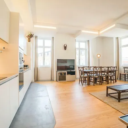 Spacious & Bright In Cais Sodre شقة