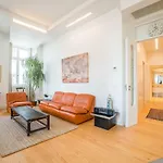Spacious & Bright In Cais Sodre