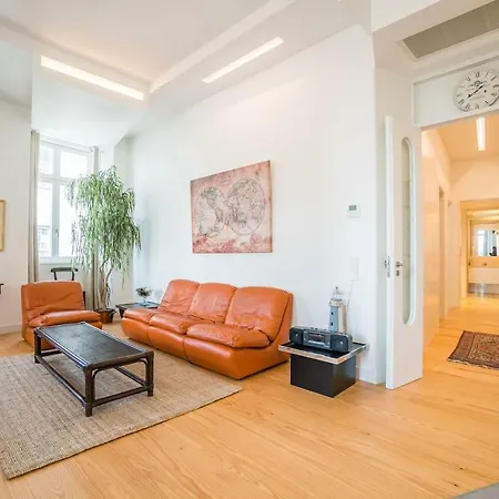 Spacious & Bright In Cais Sodre