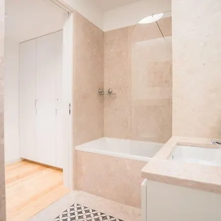 Apartment Spacious & Bright In Cais Sodre *