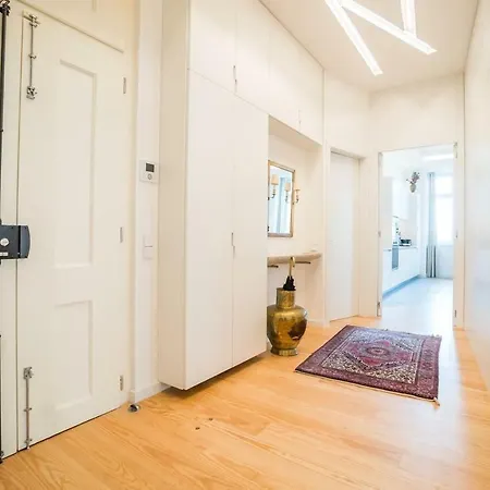 Spacious & Bright In Cais Sodre Lissabon