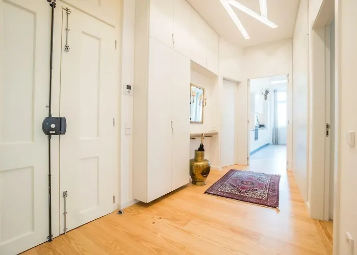 Spacious & Bright In Cais Sodre Lissabon
