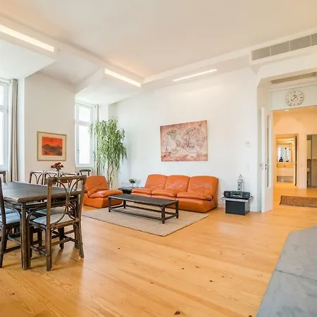 Spacious & Bright In Cais Sodre Lisbona
